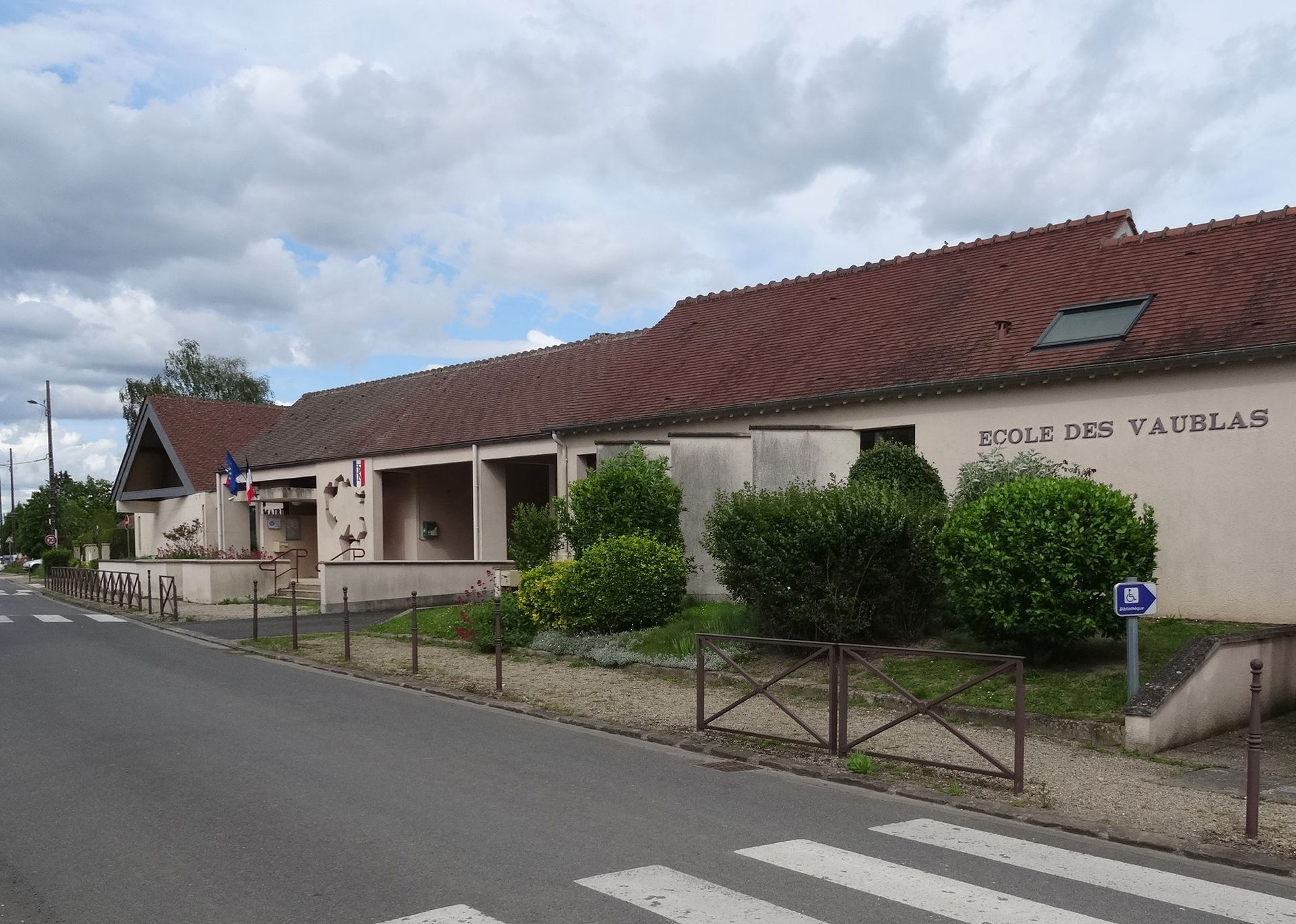 Mairie et école d'Achères-la-Forêt. (Seine-et-Marne, région Île…