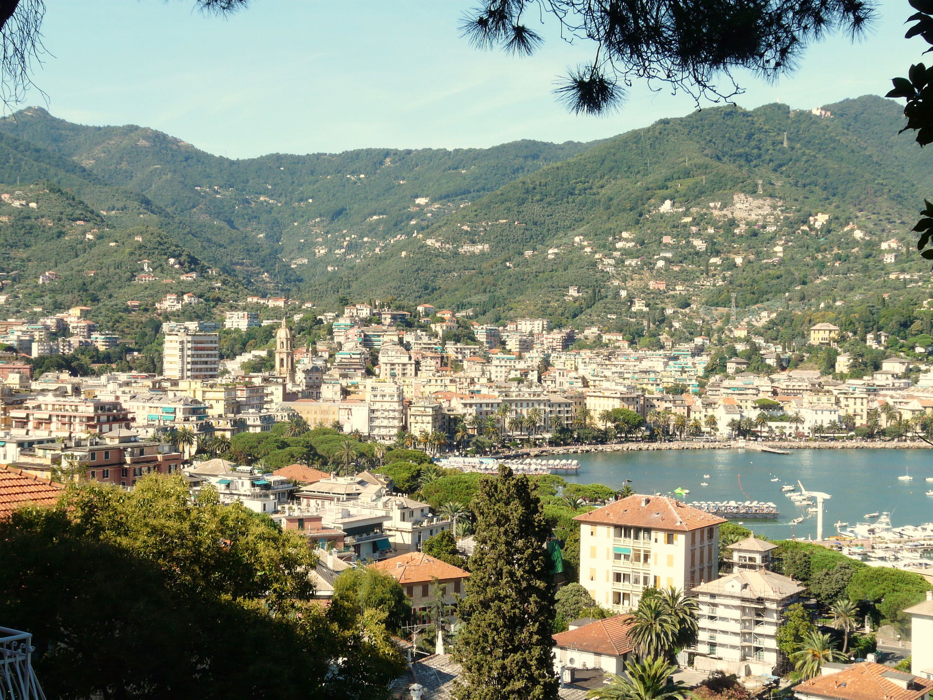 Panorama estivo di Rapallo, Liguria, Italia
