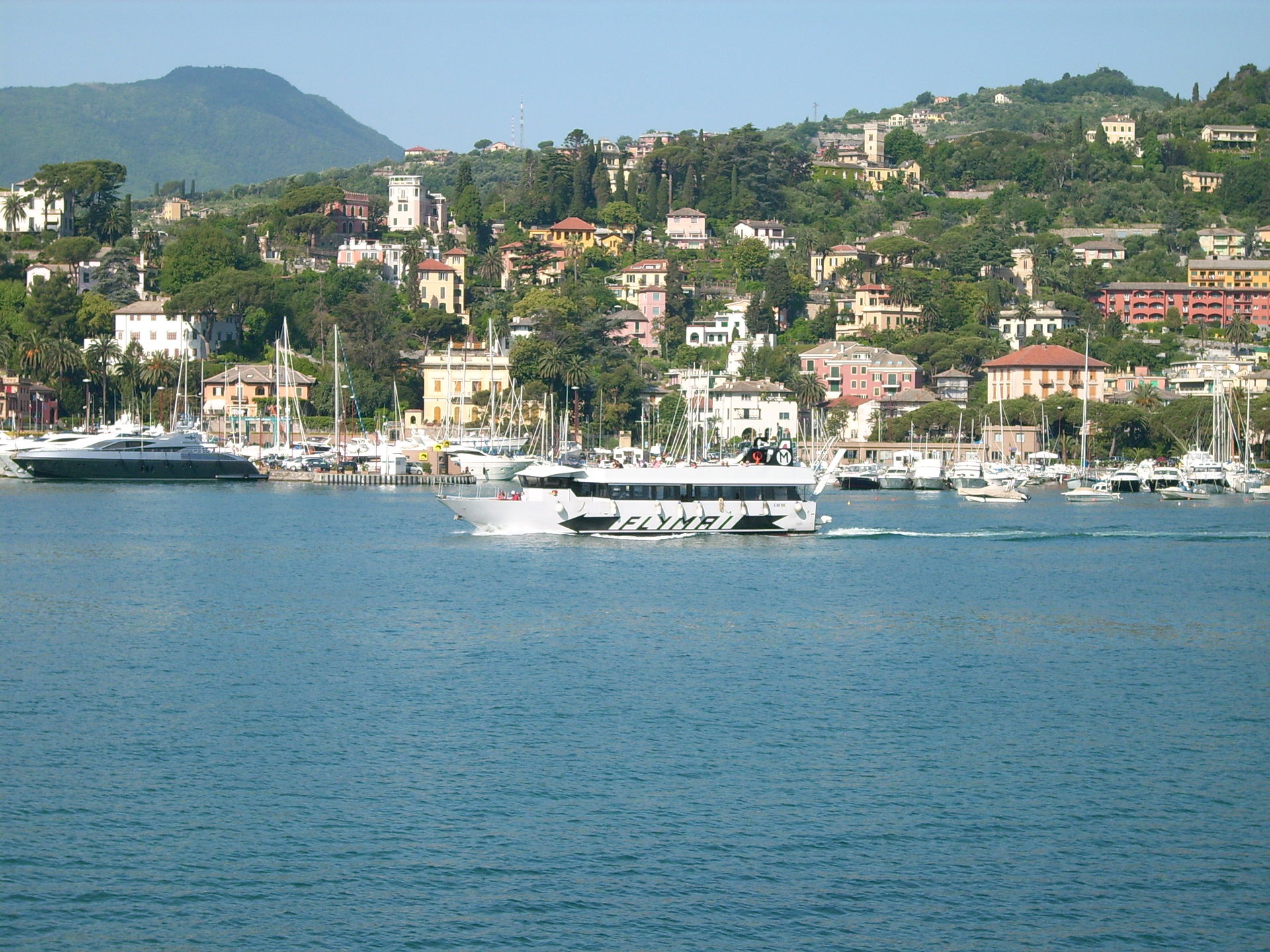 Battello presso il Golfo di Rapallo, Liguria, Italia