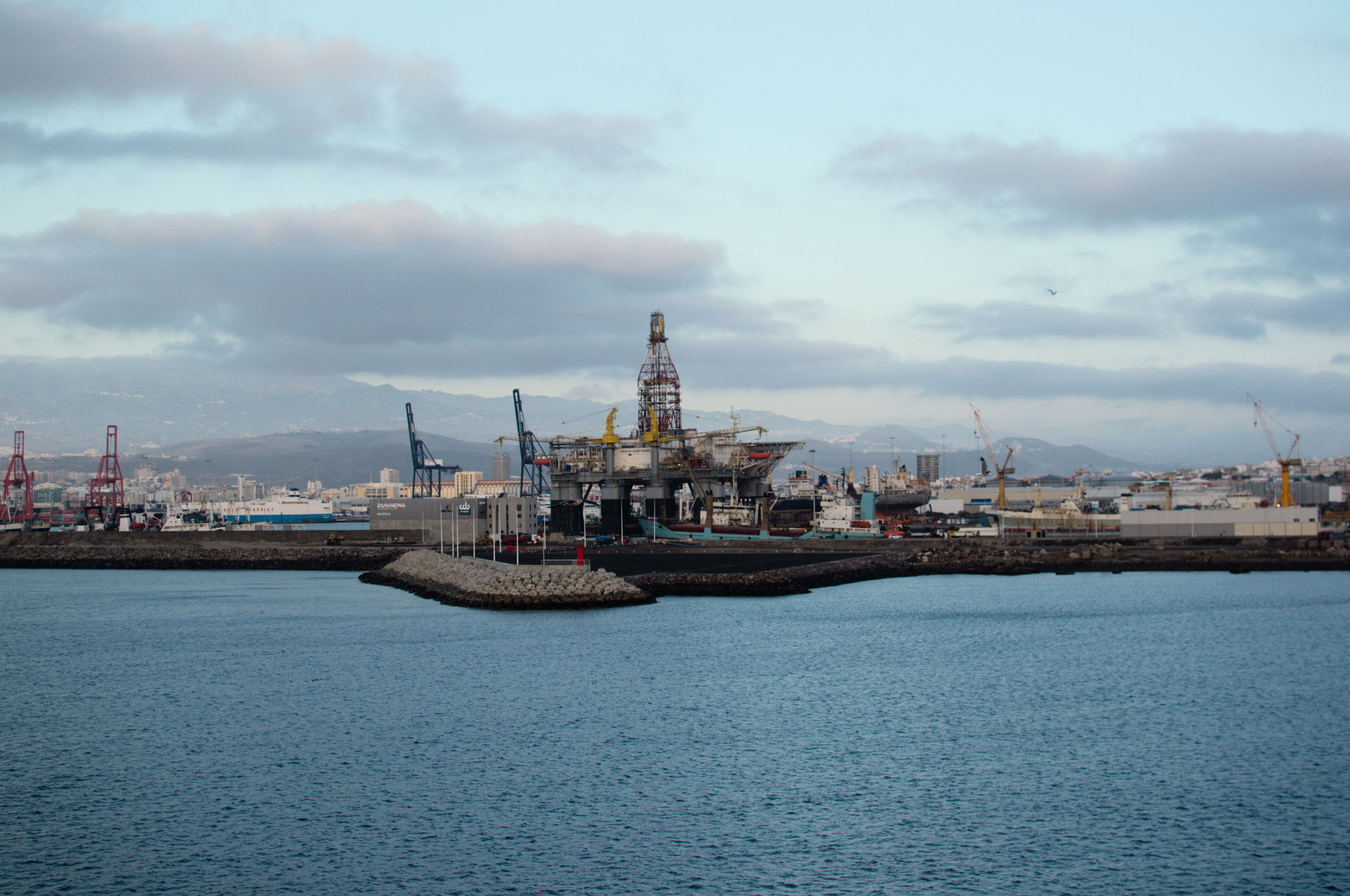 Vista del Puerto de Las Palmas desde el muelle de La Esfinge.