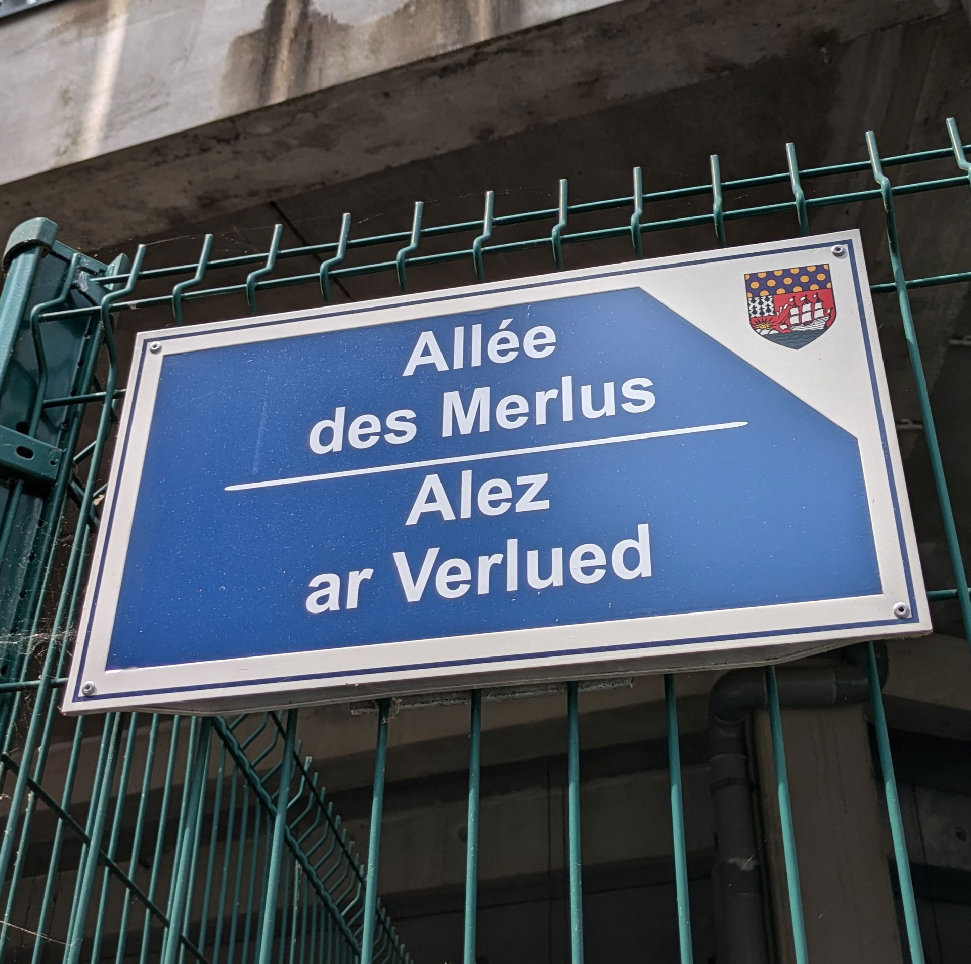 plaque de rue "Allée des merlus" (surnom des joueurs du FC Lori…