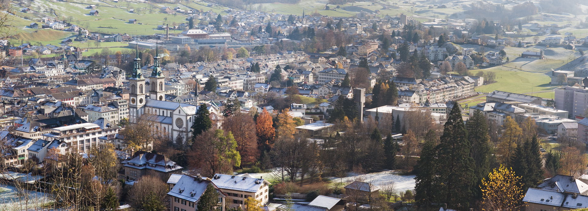 Panorama von Glarus, Schweiz: Im linken Drittel die Stadtkirche…