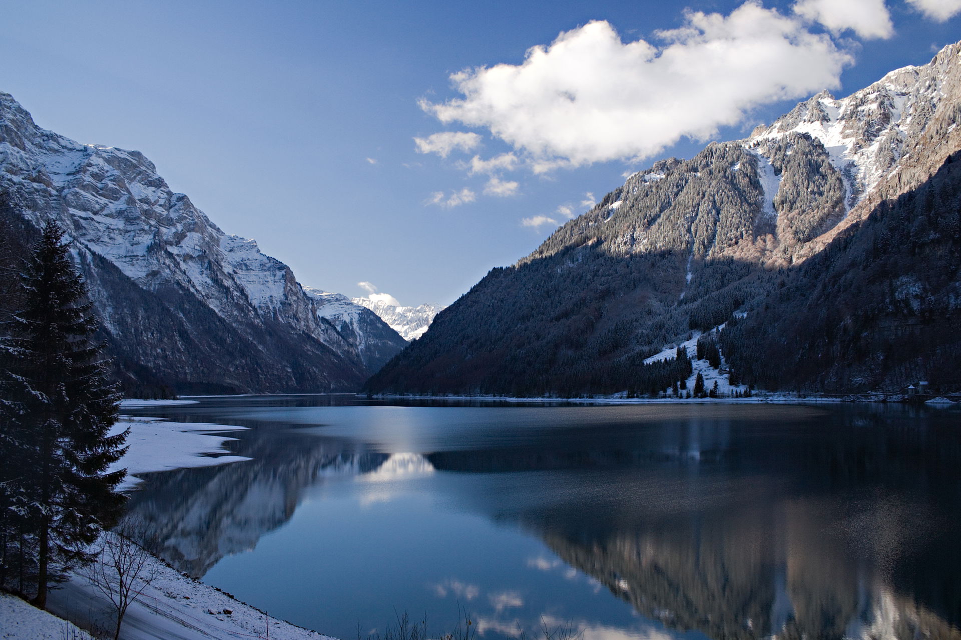 Klöntalersee, a natural lake in the Canton of Glarus, Switzerla…