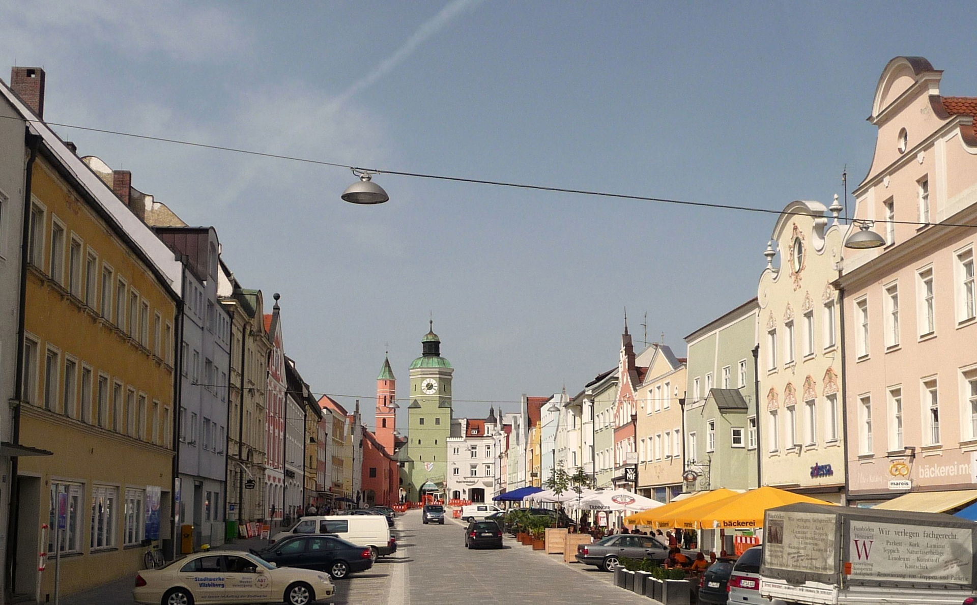 Der langgezogene Marktplatz von Vilsbiburg