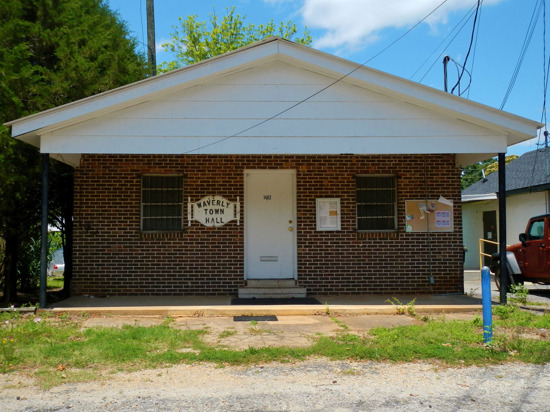 This is a photograph of the town hall in Waverly, AL.