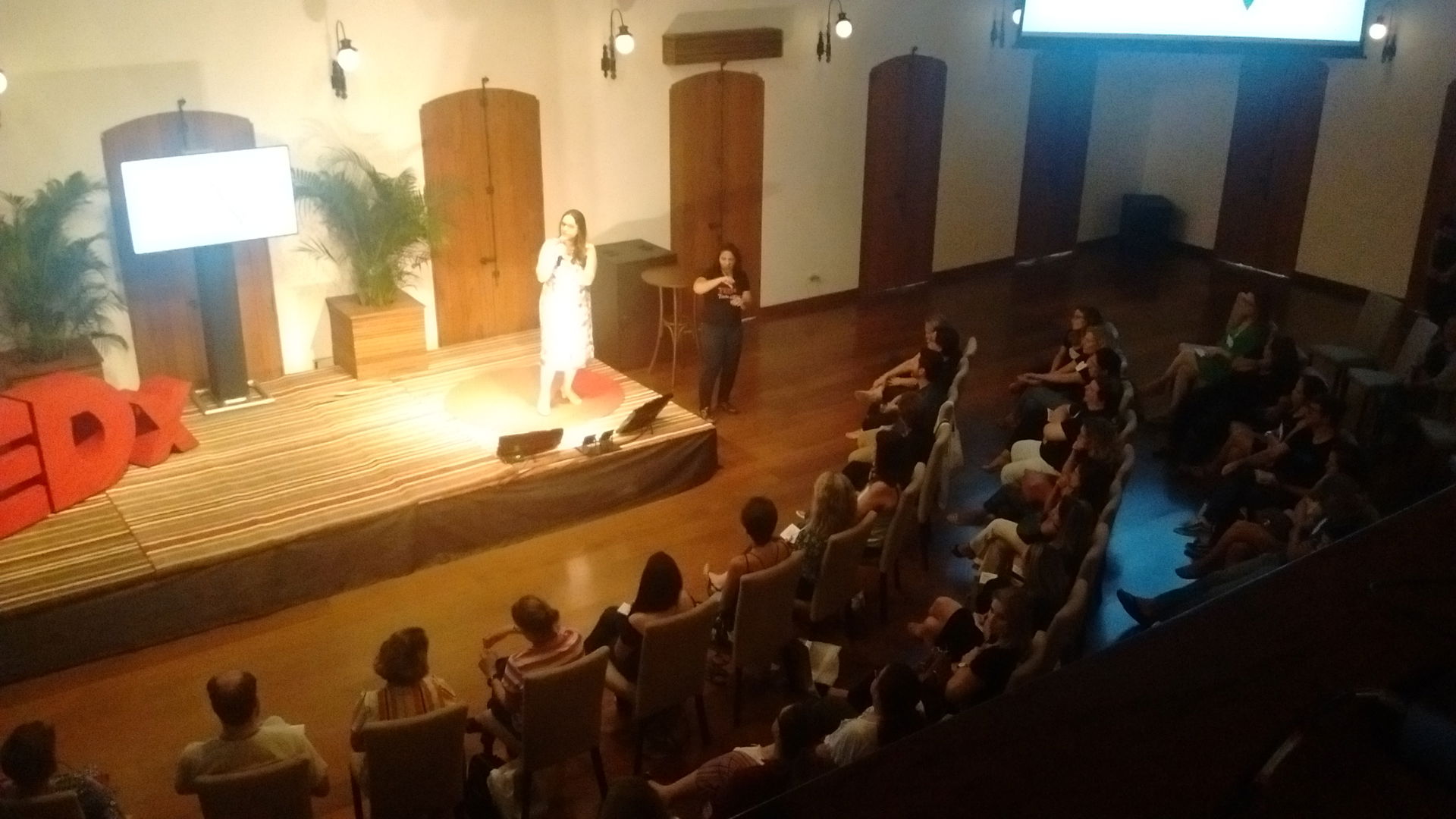 Palestra durante o TEDxTatuíED, em Tatuí.