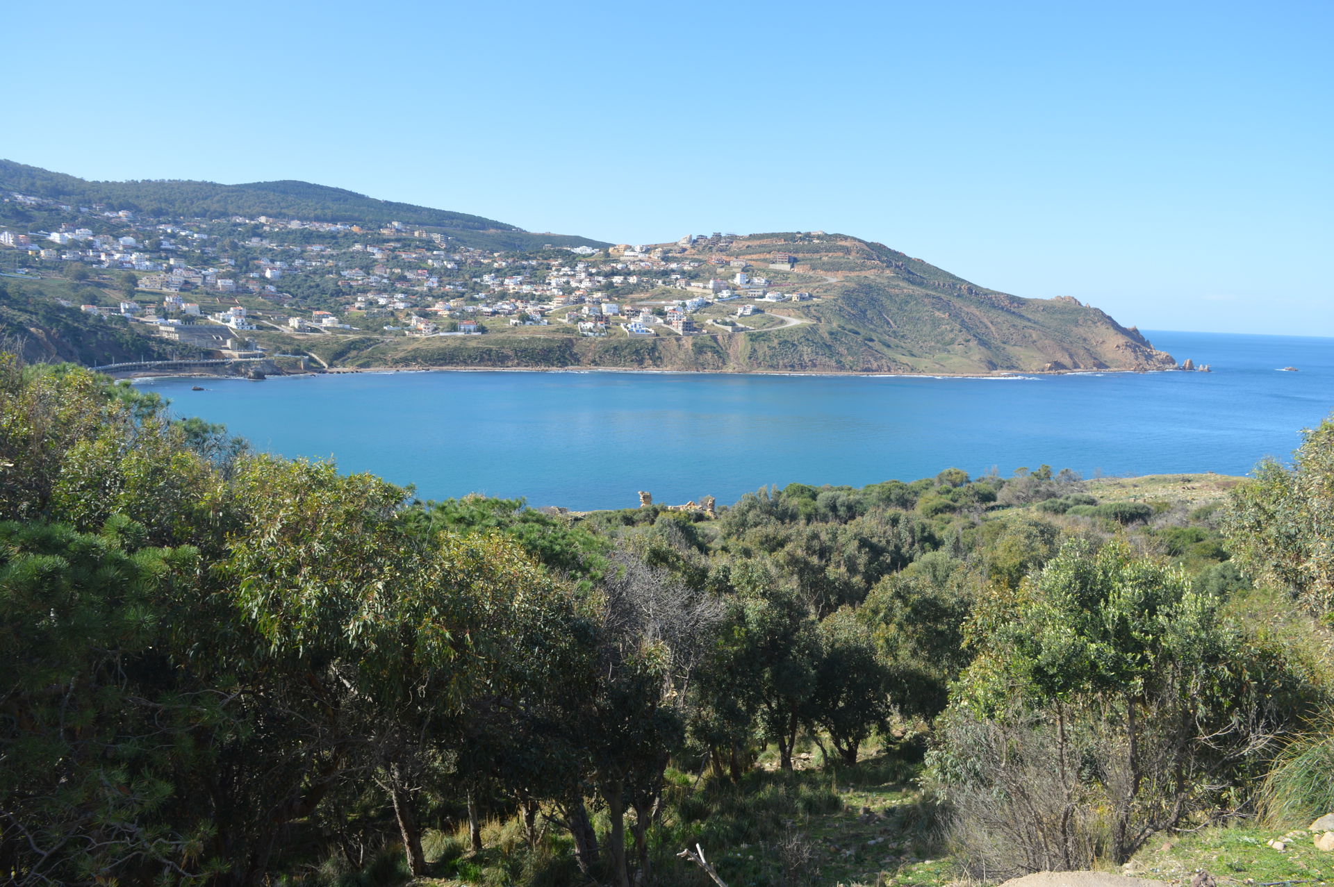 fort de tabarka, des ruines d'autres fortifications et la baie …