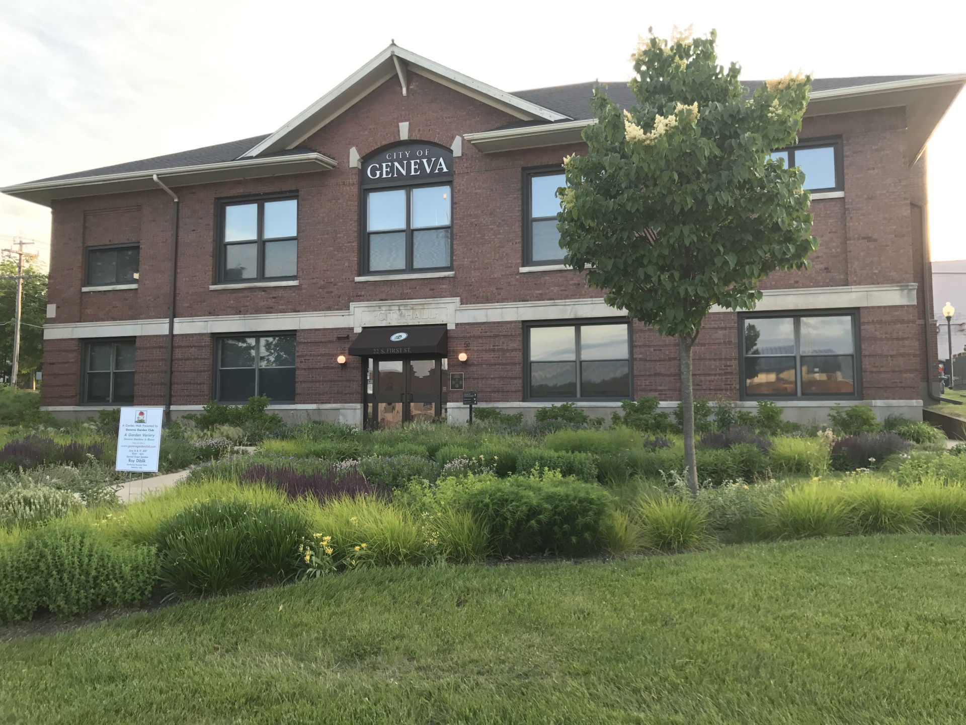 The view of Geneva City Hall from Illinois Route 31/1st Street …