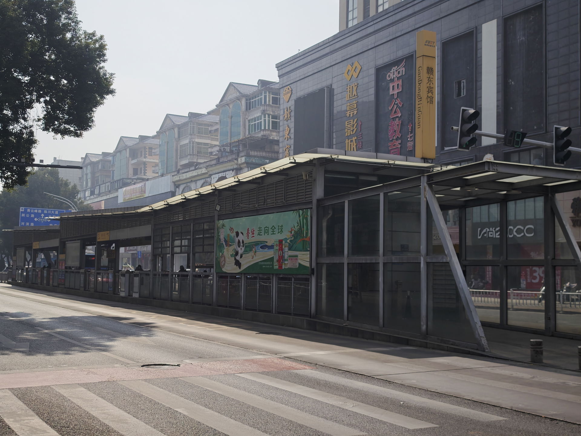 ​赣东宾馆公交站，江西抚州BRT，岛式站台，坐落于赣东大道与同叔路交叉口