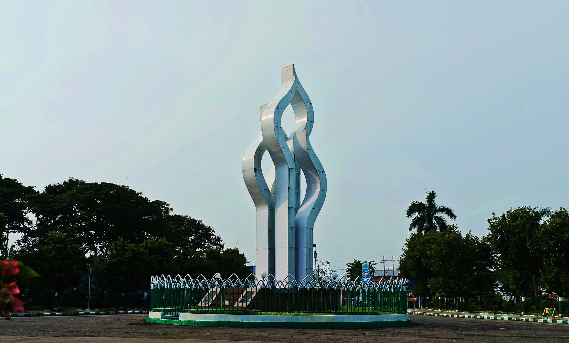 Monumen Arek Lancor merupakan landmark Kabupaten Pamekasan, ter…