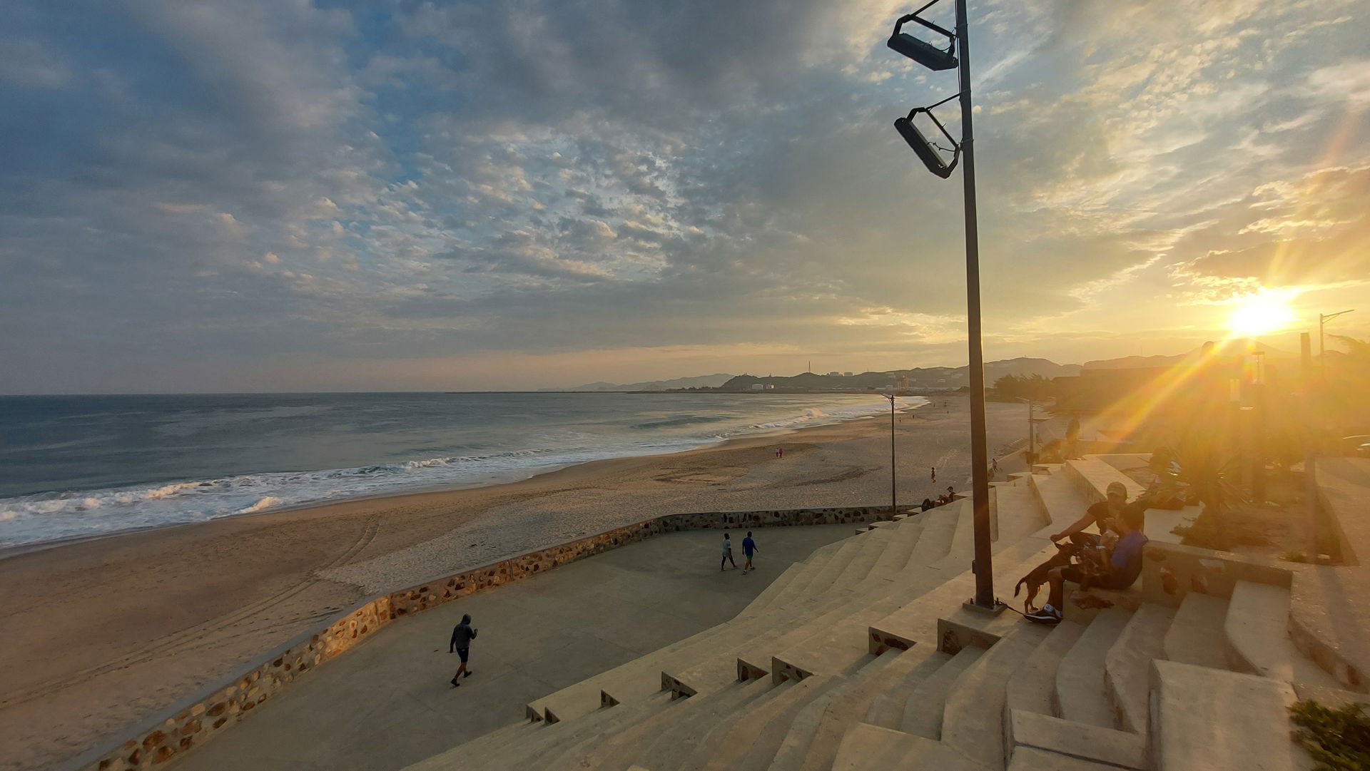 Vista del atardecer y la playa
