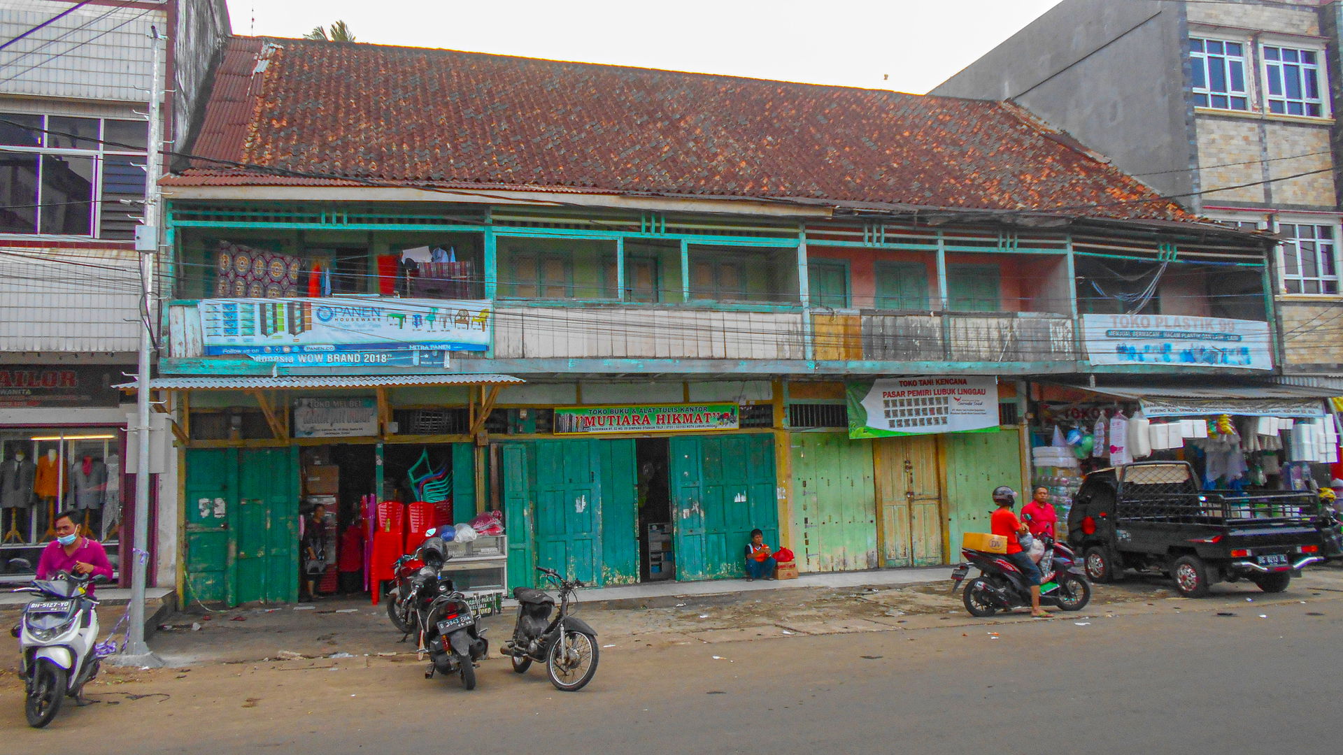 Old shophouse adjacent to the Lubuklinggau Station T-junction.