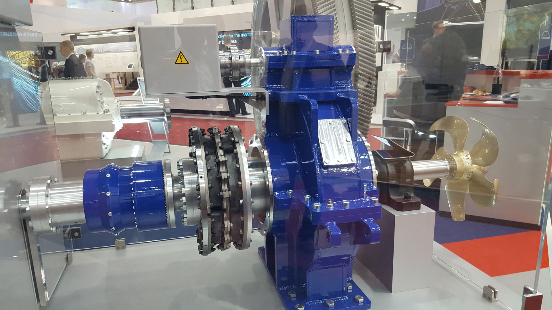 highly flexible coupling next to RENK geardrive for 2 stroke en…
