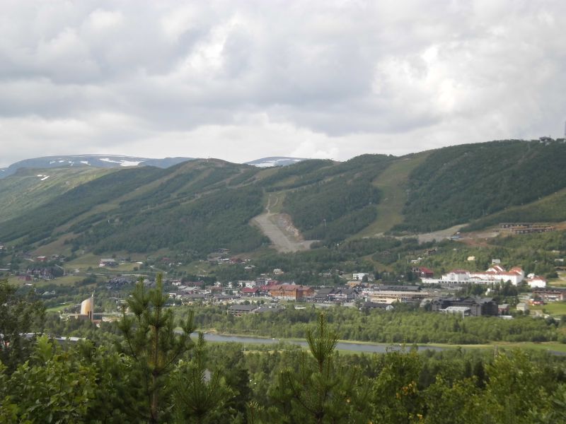 Geilo, Norwegen, Blick vom Rv40 südöstlich des Ortes auf die St…