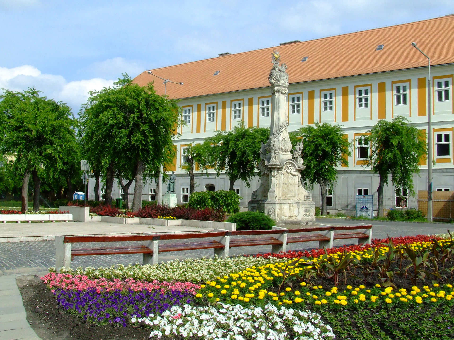 A kalocsai Szentháromság tér a Szentháromság-oszloppal. Az oszl…
