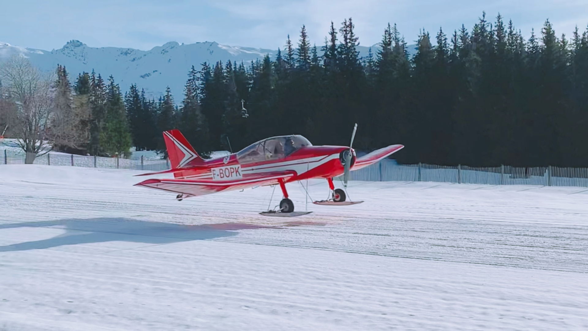 Take-off of the Jodel D140R "Abeille" from the Méribel altiport.