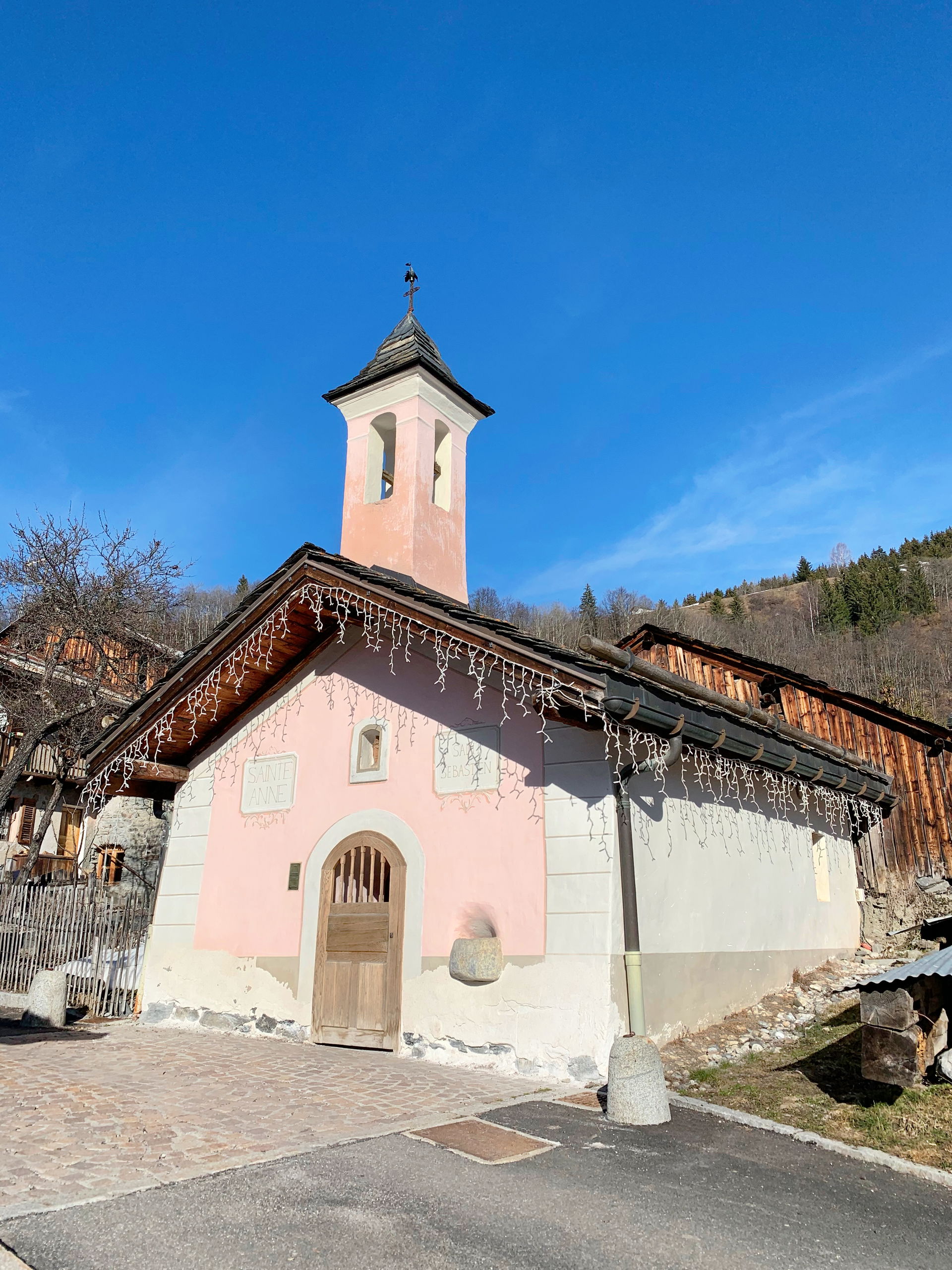 La chapelle Sainte-Anne et Saint-Sébastien de Méribel-Village e…