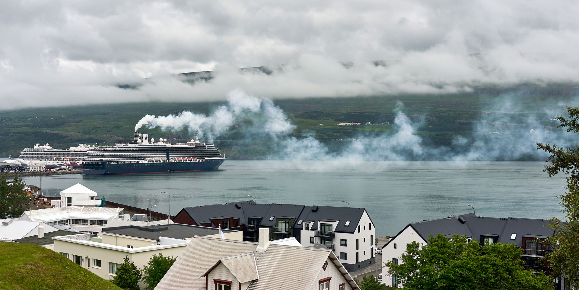 Smoke from the funnel of a cruise vessel drifting south over Ey…