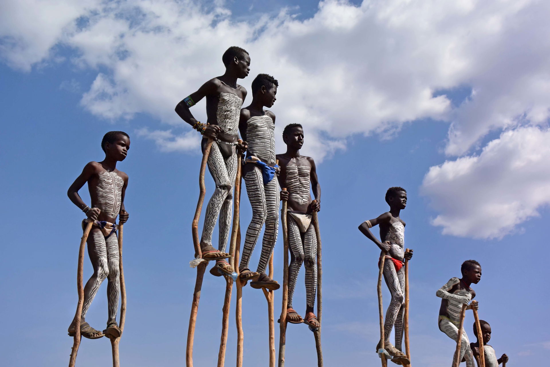 Children of the Banna tribe in Ethiopia with traditional body p…