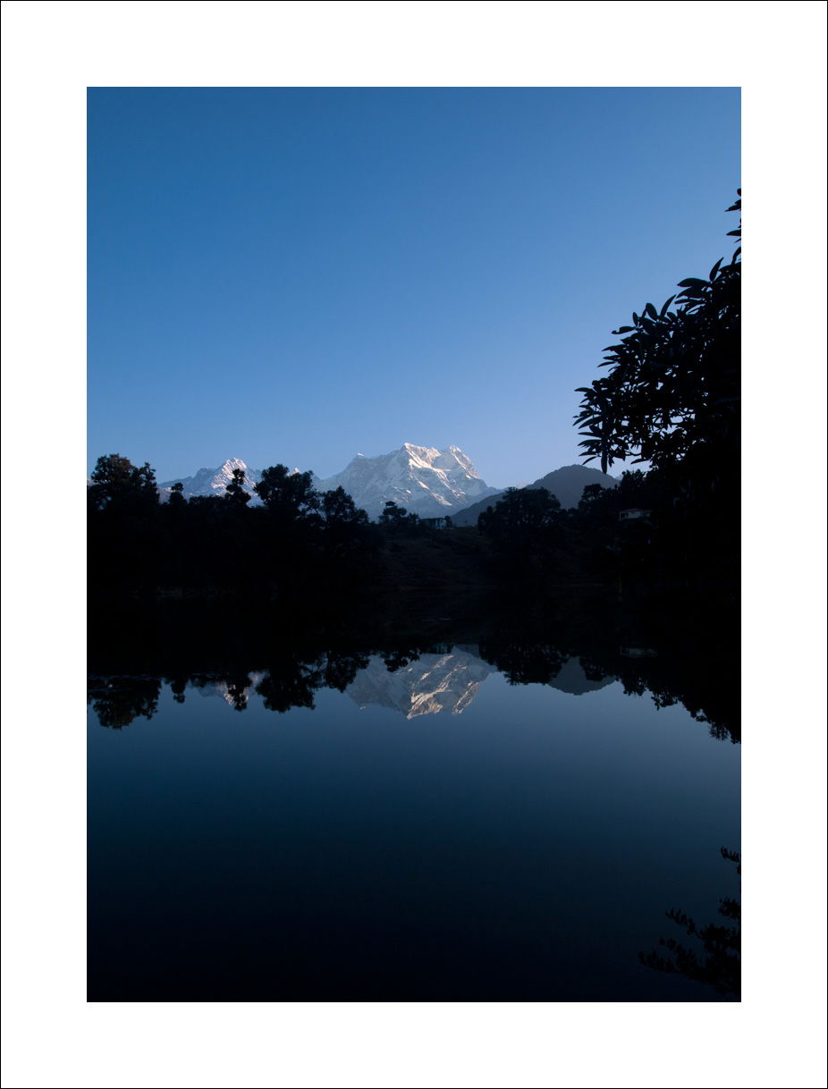 Himalayas, Uttarkhand, north India, lake and snowy peaks on a c…