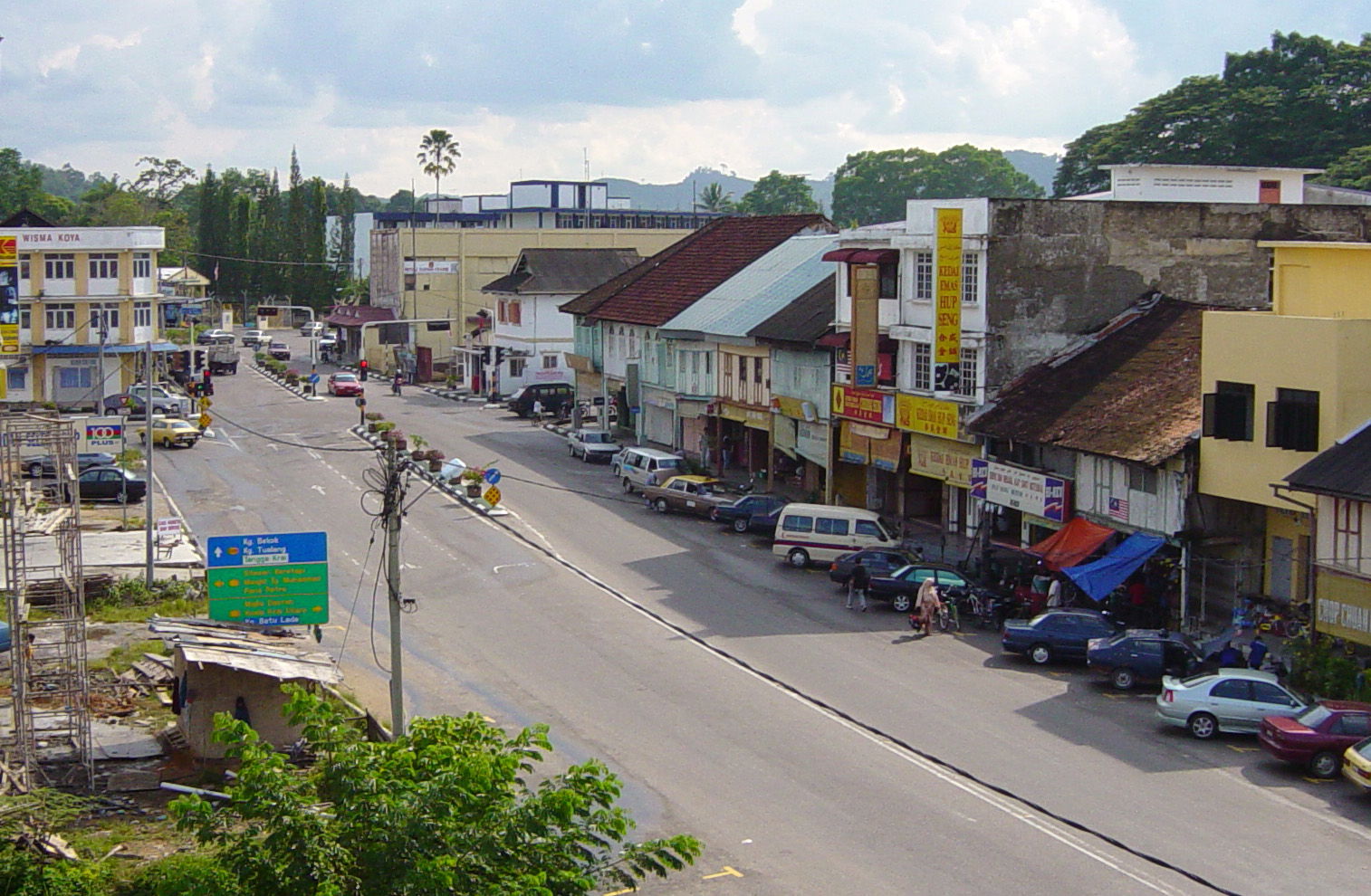 Photograph taken by me in 2005. Shows the main street in Kuala …