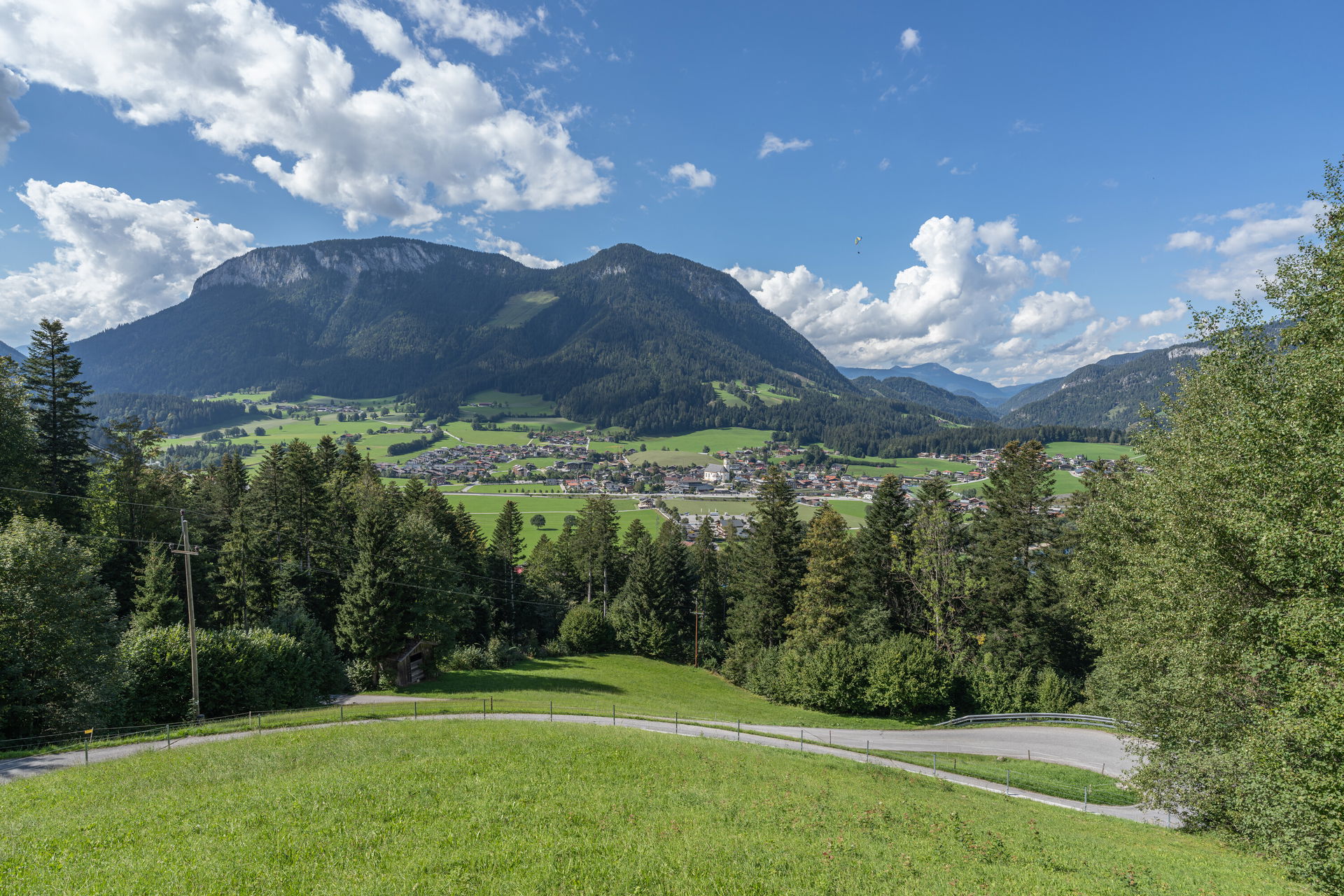 View along the hiking trail to the mountain doctor's house Köpf…