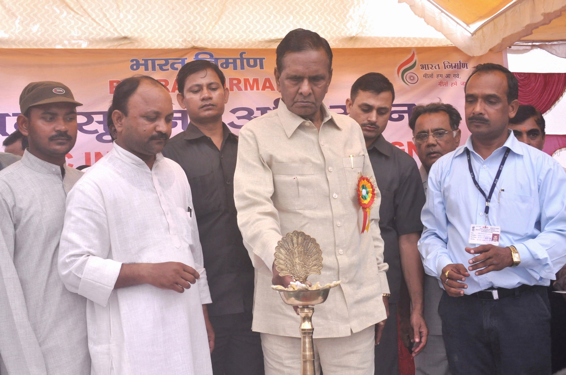 The Union Steel Minister, Shri Beni Prasad Verma lighting the l…