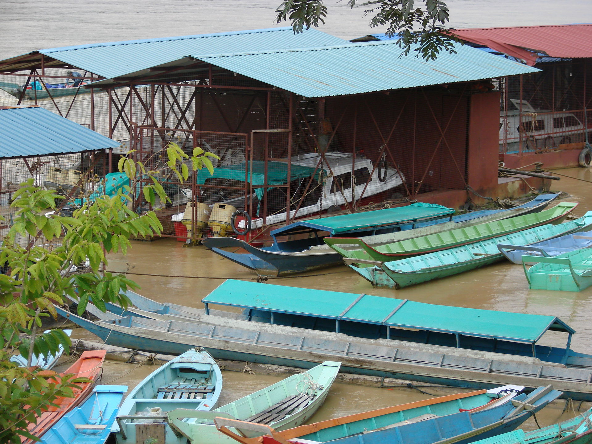 Speedboats and longboats at Kapit wharf