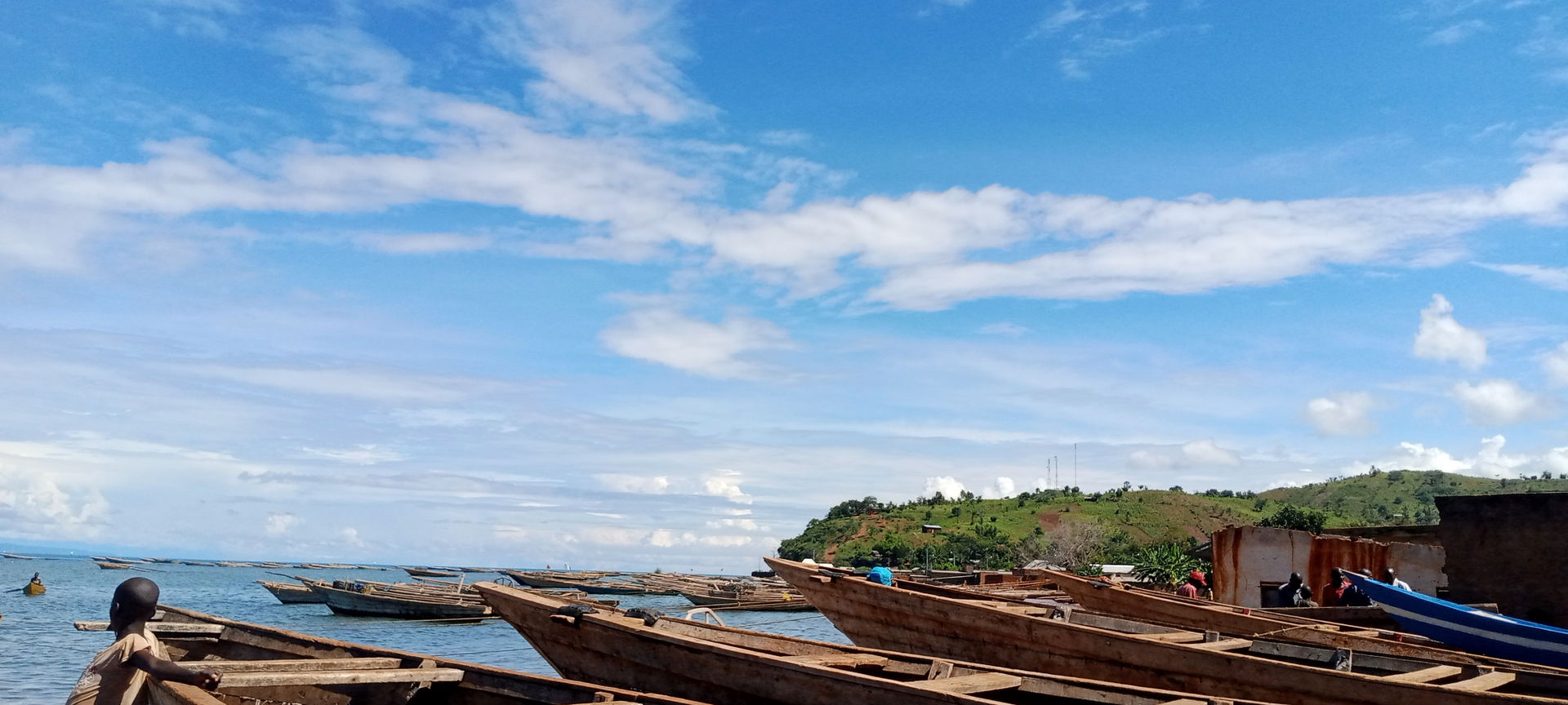 La photo montre les pirogues sur le sable mais aussi sur les ea…