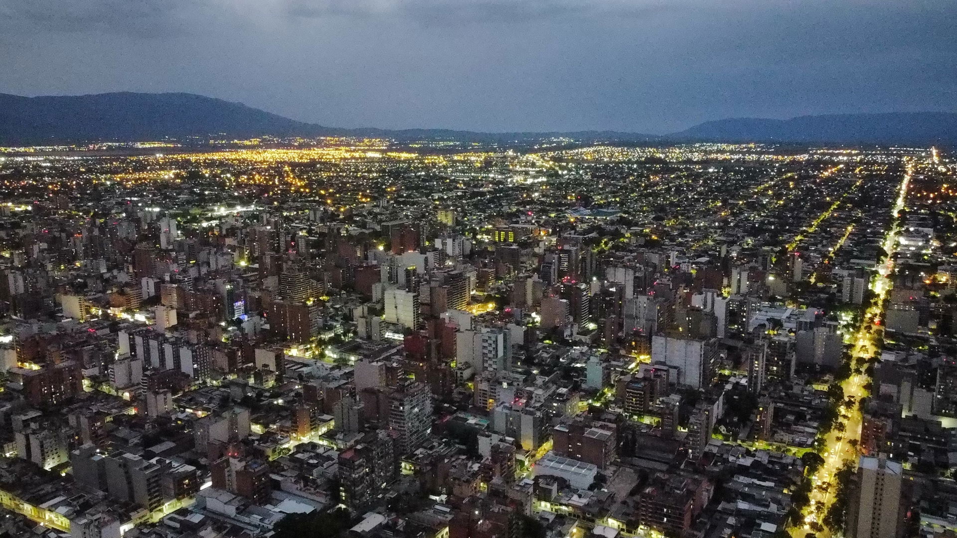 San Miguel de Tucumán vista al centro de noche argentina)