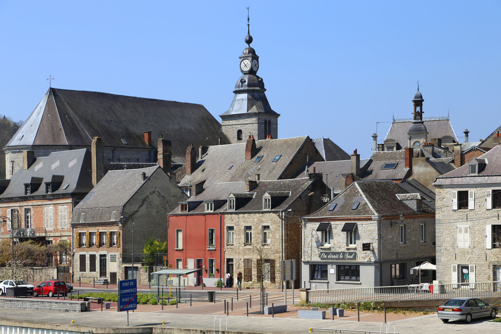 Blick auf Givet, im Hintergrund die Kirche Église Saint Hilaire…