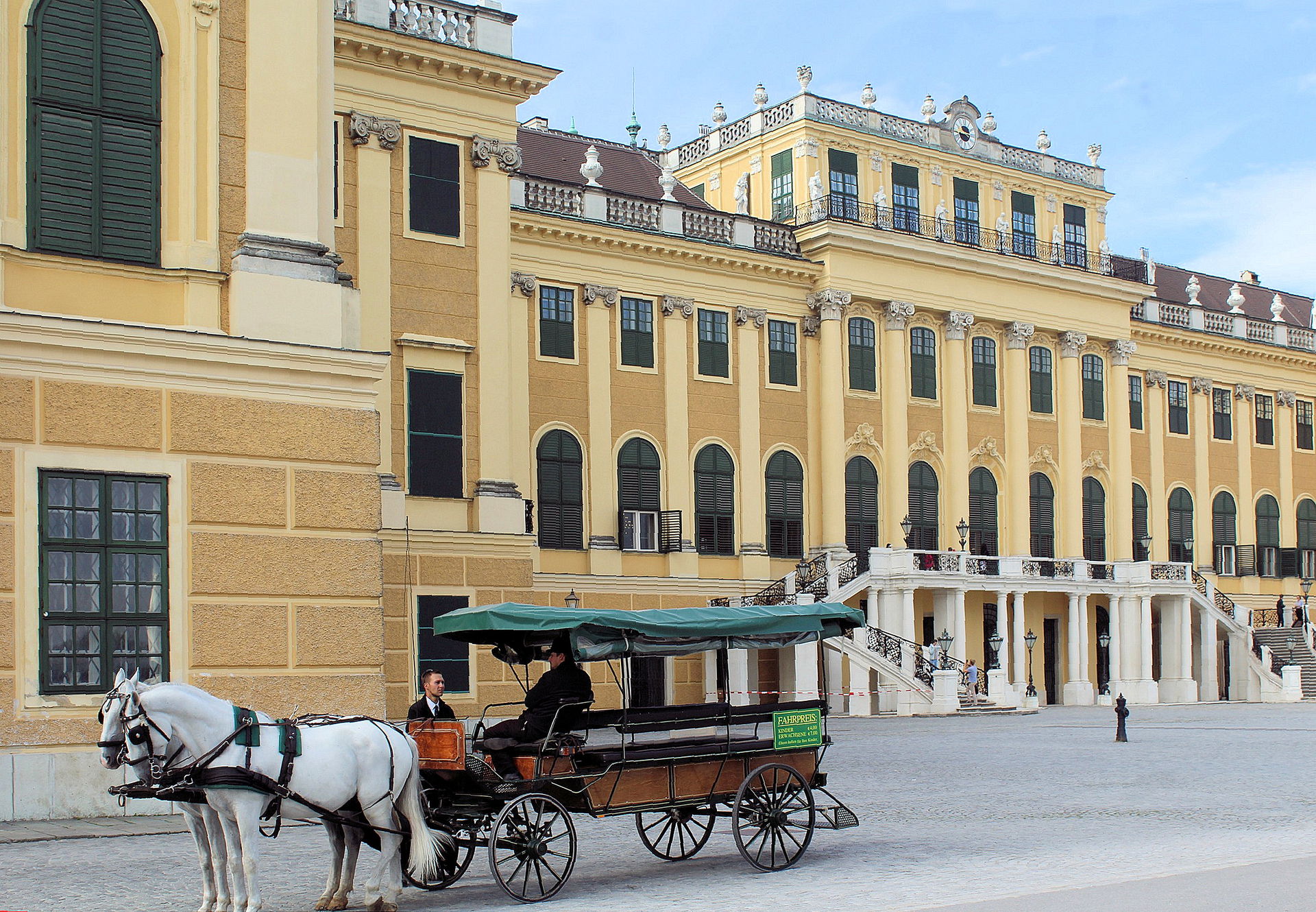 Wien, Palace of Schönbrunn with fiacre
