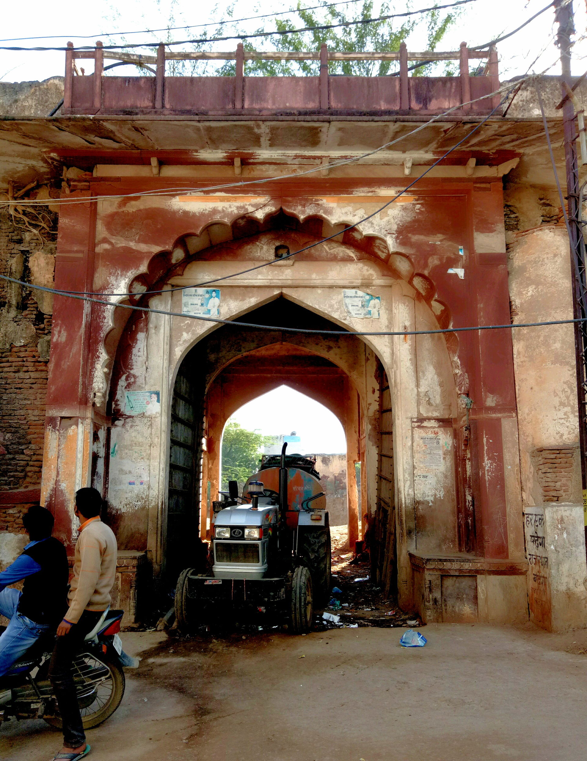 It is the gateway of Hindaun fort it known as Purani kacheri ga…