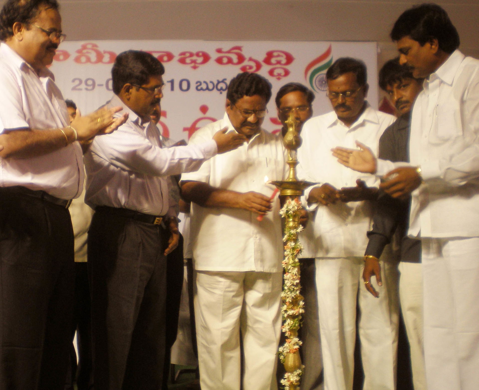 The MLA Miryalaguda, Shri Joolakanti Rangareddy lighting the la…