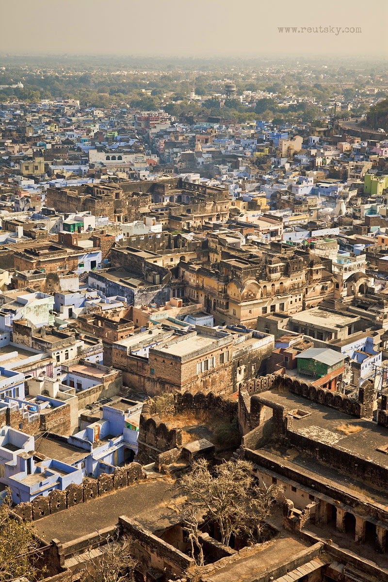 View from Garh Palace (parts in the foreground) over Bundi city…