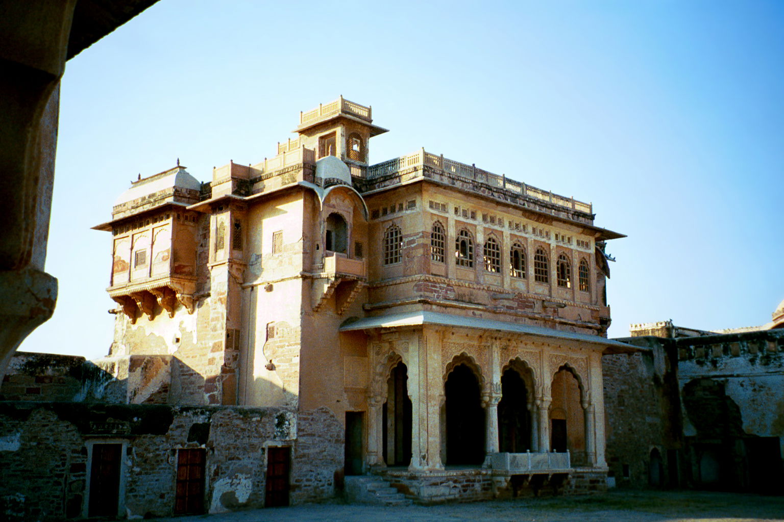 Pavilion, Nagaur Fort.
A porch with scalloped arches fronts the…