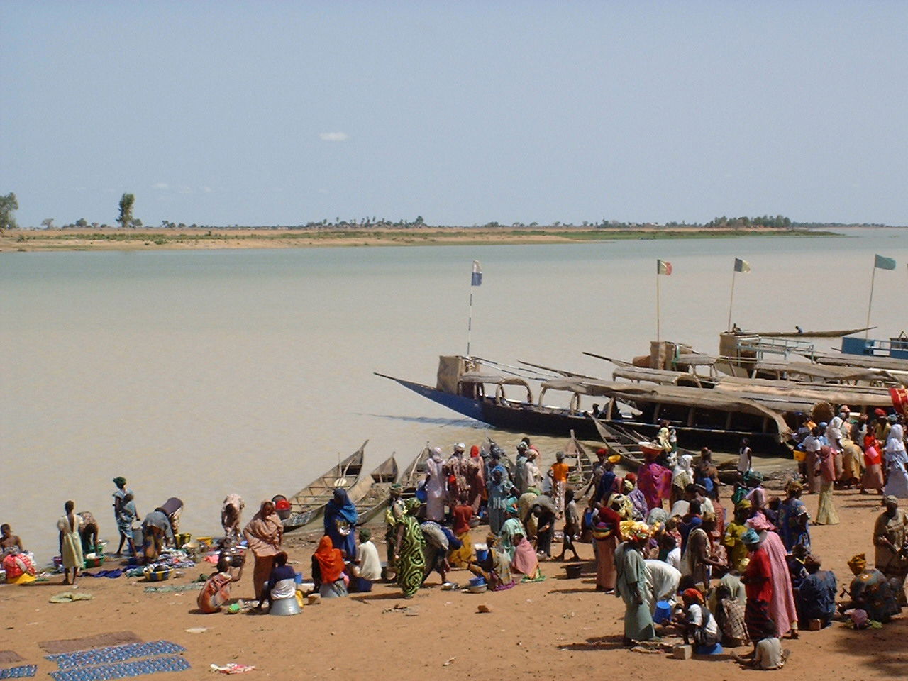 July 2004, boats in Mopti