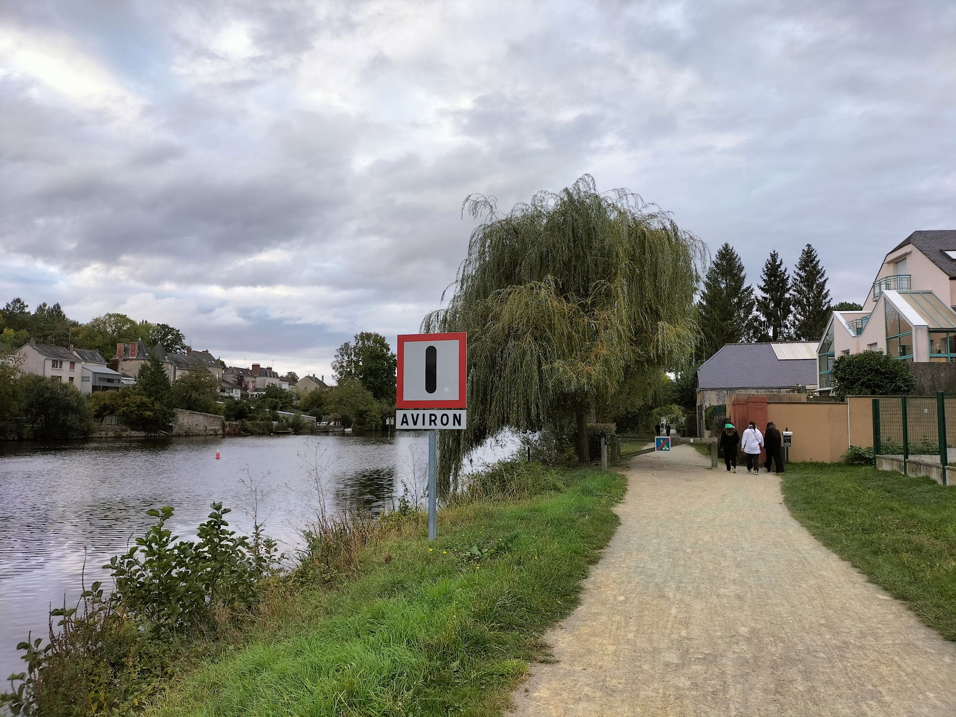 Chemin de halage de la Mayenne vu depuis l'écluse de Bootz vers…