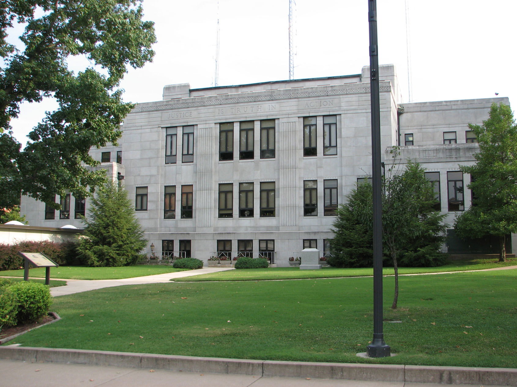 Photograph of side of the Newton County Courthouse in the squar…