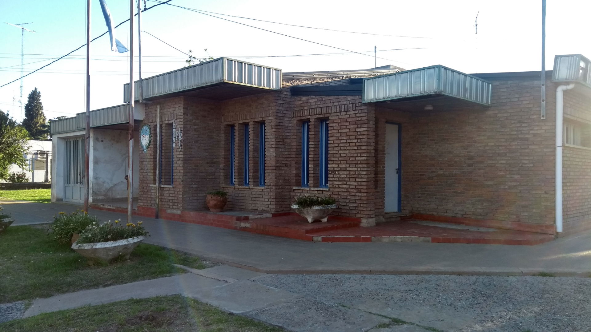 Edificio comunal de la localidad de López. En él también funcio…
