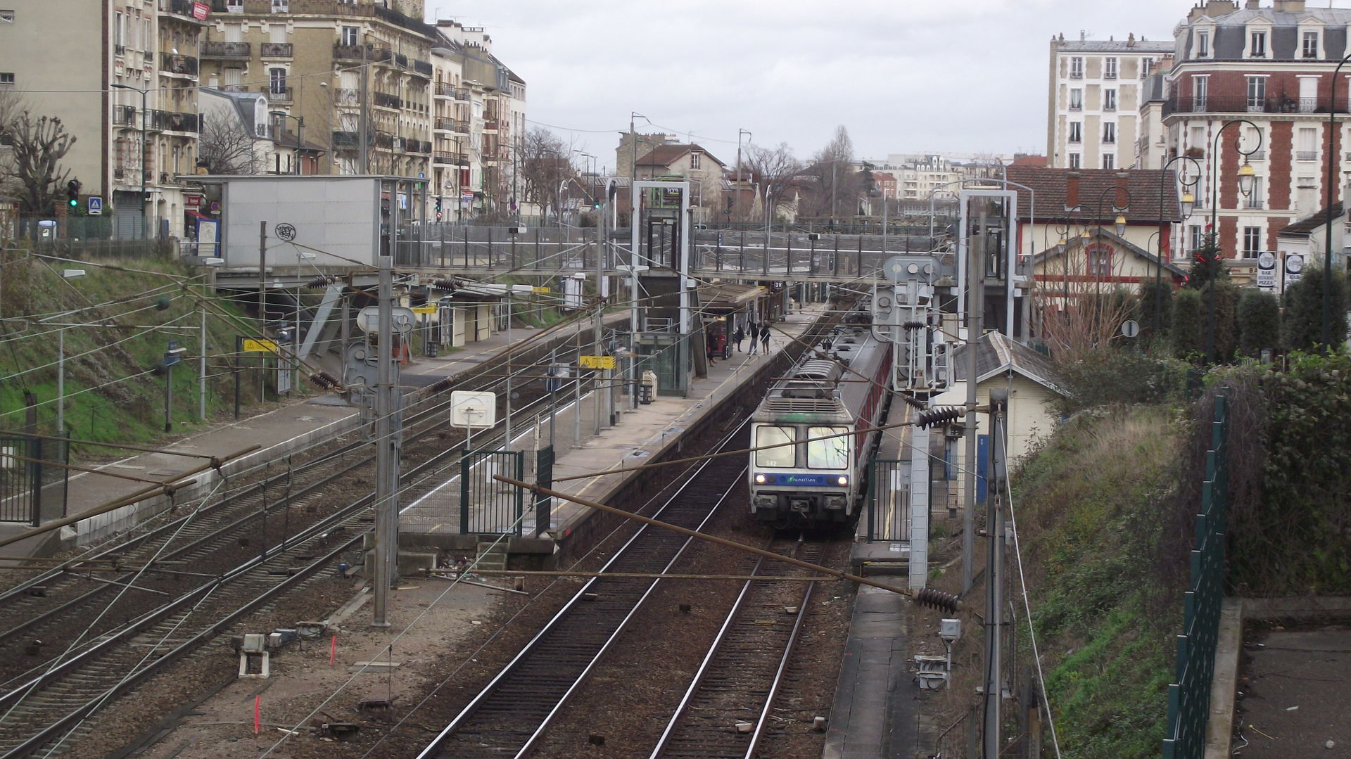 Lokaaldienst in La Garenne Colombes richting Nanterre Universit…