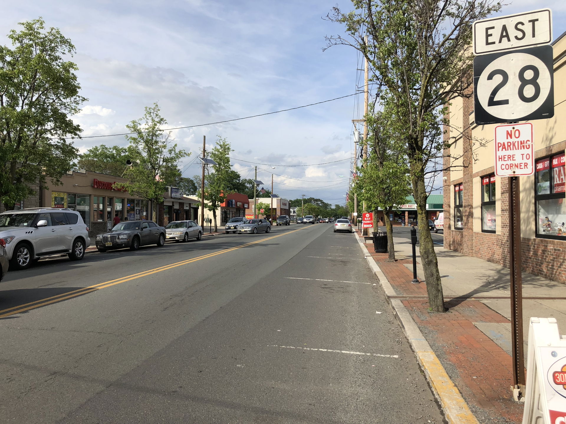 View east along New Jersey State Route 28 (North Avenue) at Mid…