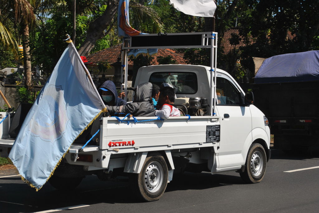 Kreatif, memasang papan LED di atas bak Suzuki Mega Carry.

Cre…