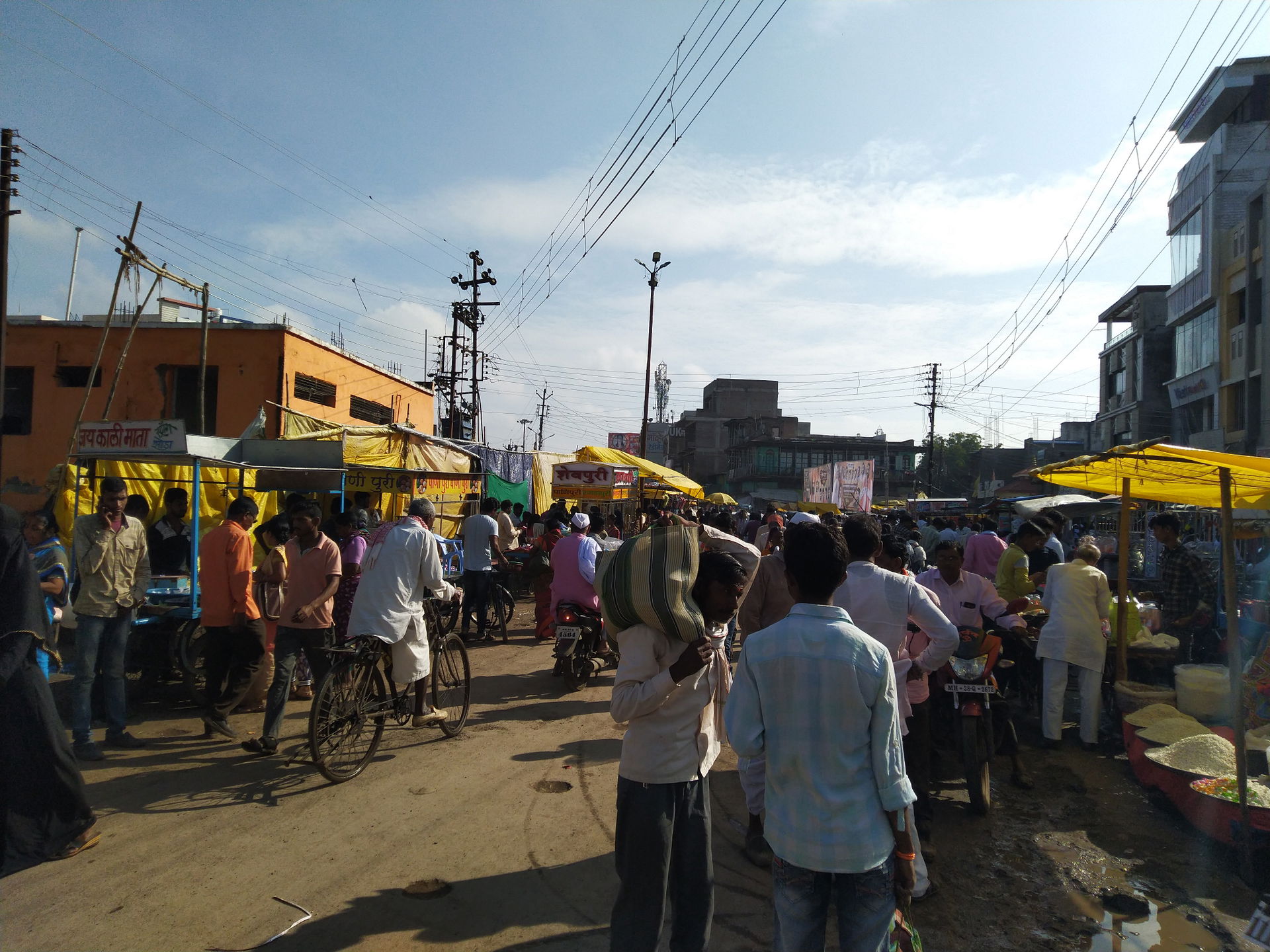 Busy market in Hingoli during Diwali 2019