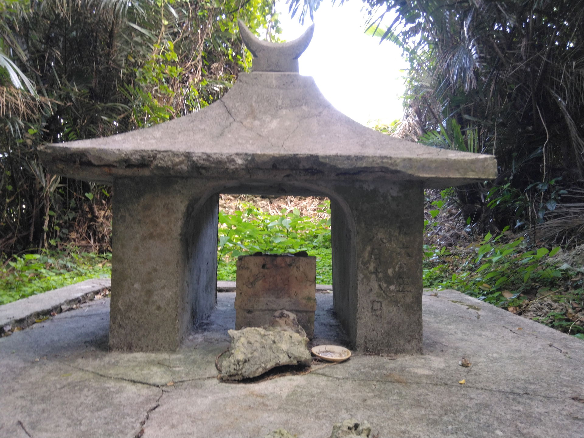Shrine for Ibi sacred place (Nishibaru Ugan'yama)