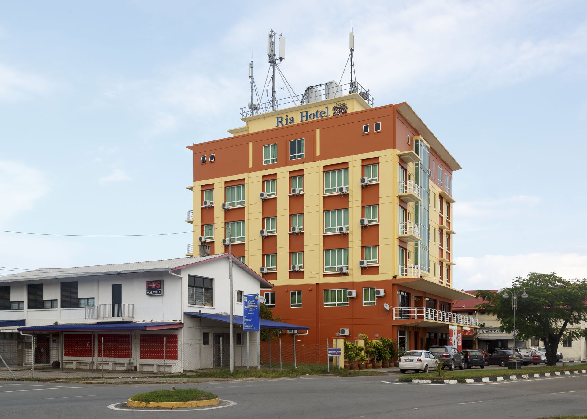 Kudat, Sabah: Ria Hotel. The building at the left side is the p…
