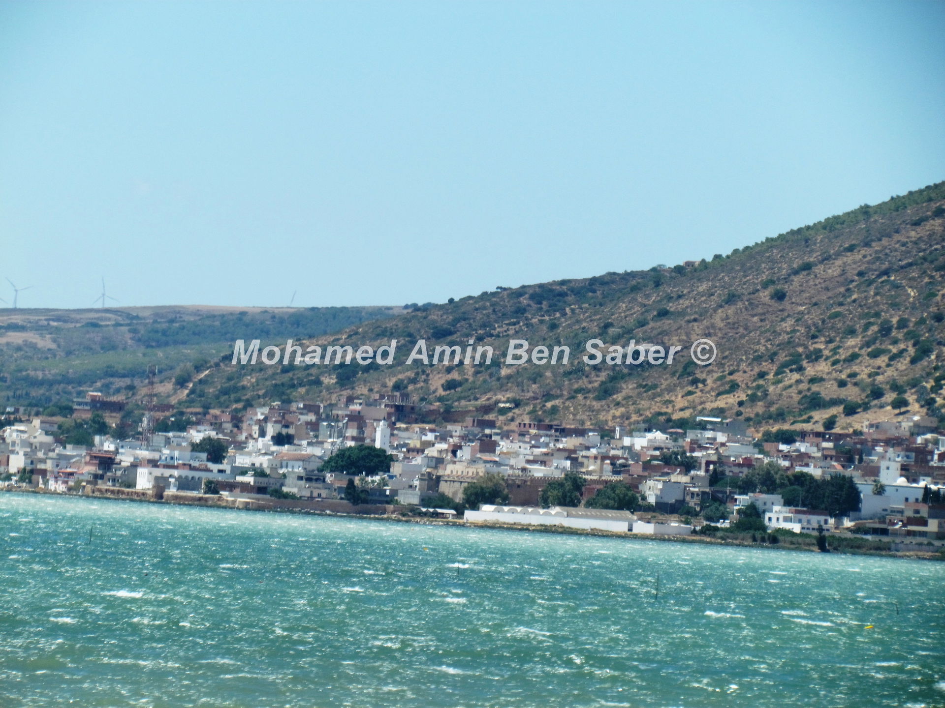 Le village de Ghar El Melh situé entre la montagne et la lagune