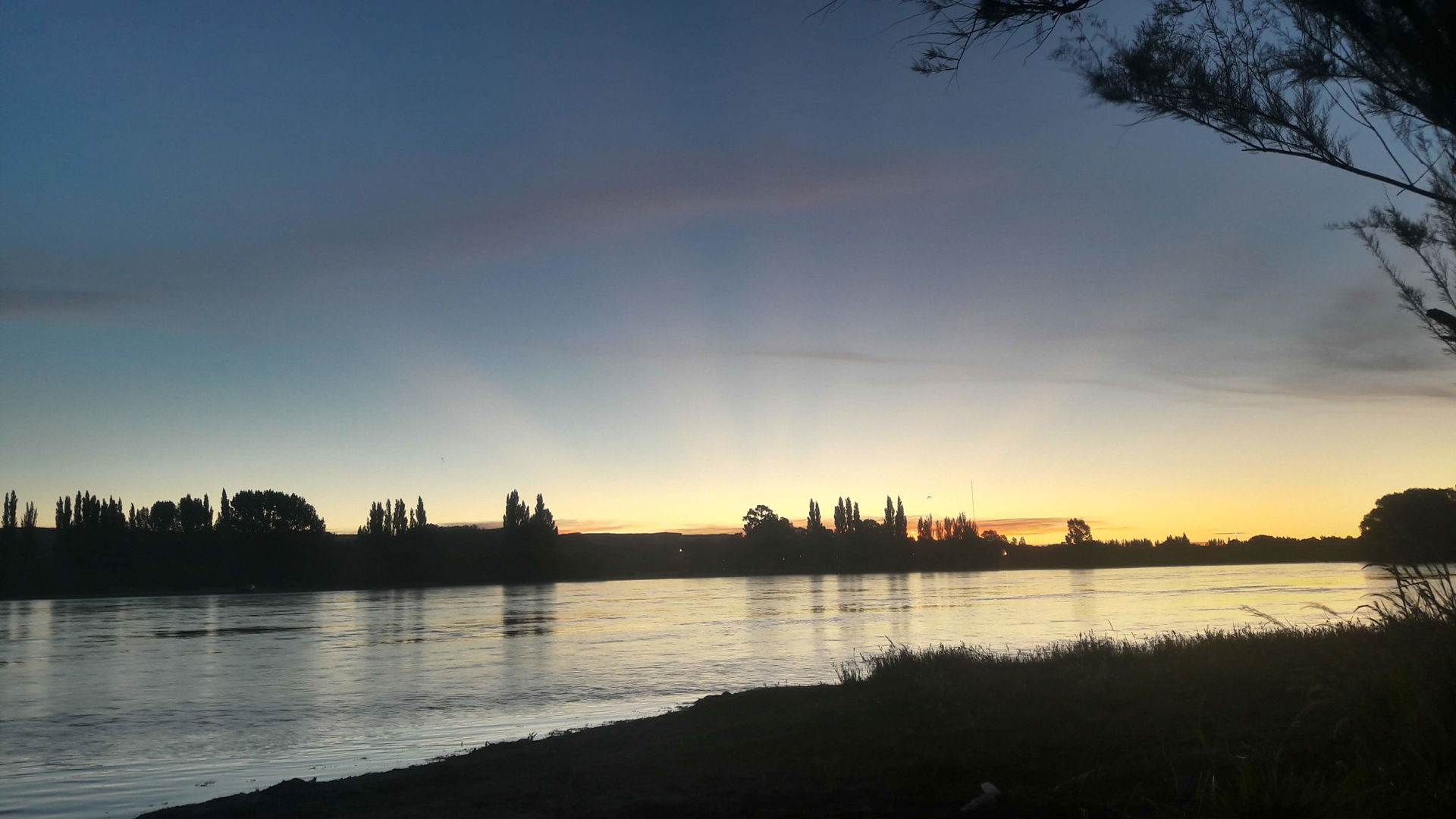 Imagen del atardecer del río negro en la ciudad de General Roca