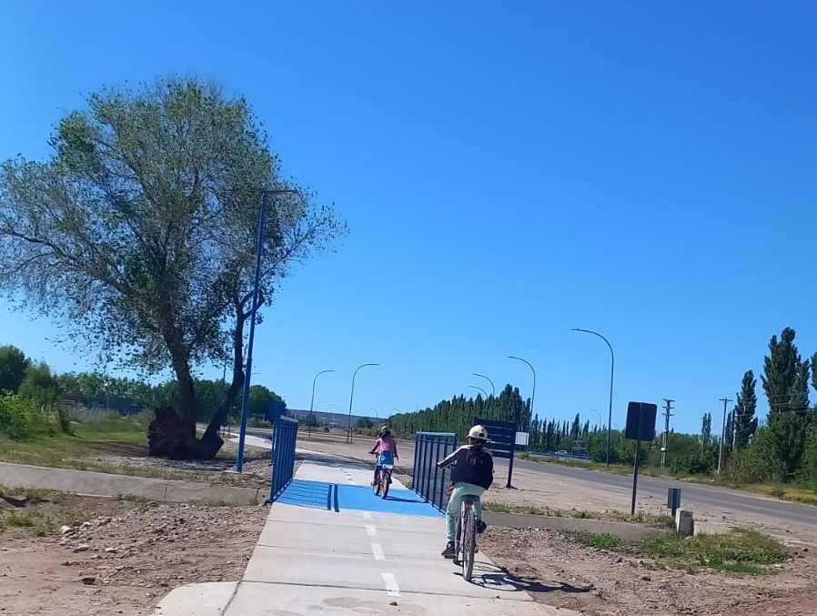 Imagen de las nuevas ciclo vías de General Roca, Ruta N° 6, tom…