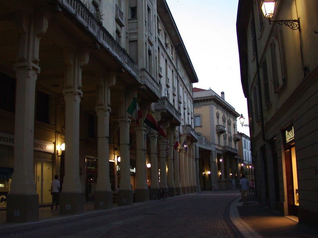 Tortona, Piemonte, ItaliaWalking in Tortona